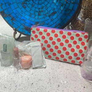 New Clinique cosmetic bag with 6 piece samples 🥰